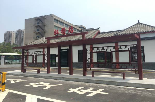 黃岡LCD顯示屏、復(fù)古式候車(chē)亭板式，突出城市復(fù)古特色的格調(diào)